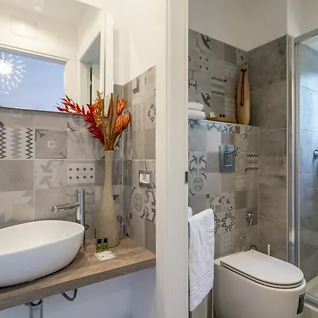 Апартаменты Joivy Cosy Studios, Easy Access To The Centre Of
