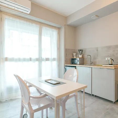 Апартаменты Joivy Cosy Studios, Easy Access To The Centre Of *